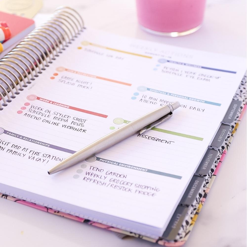 A filled-in weekly spread in the MäksēLife planner